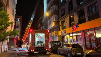 Esenyurt'ta 4 katlı binanın çatısında korkutan yangın