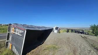 Batman Beşiri'de trafik kazası : Kamyon ile otomobil çarpıştı, 3 yaralı