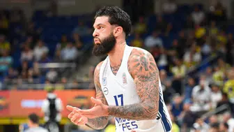 Anadolu Efes'te pivot Vincent Poirier, ameliyat oldu
