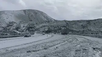 Van Tendürek Geçidi'nde dolu yağışı : Yollar beyaza büründü