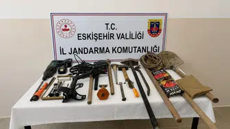 Eskişehir’de kaçak kazı operasyonu : Define arayan 3 şüpheli suçüstü yakalandı