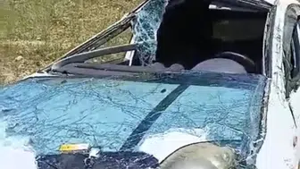 Diyarbakır'da otomobil şarampole devrildi, 3 kişi yaralandı