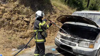 Hatay Kırıkhan'da seyir halindeki otomobil yandı