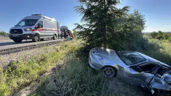 Otomobil, park halindeki araca çarptı : 1 ölü, 2 yaralı