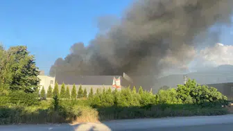 Kocaeli Kartepe'de fabrika yangını : Çok sayıda ekip sevk edildi