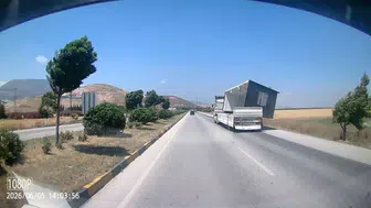 Hatay'da fırtına tırdaki konteyneri uçurdu