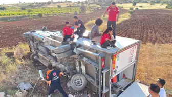 Mardin'de Kızılay'a ait kan toplama aracı şarampole devrildi : 1'i doktor 4 yaralı