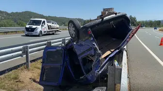 Kastamonu'da hafif ticari araç bariyerlere çarparak ters döndü : 3 yaralı