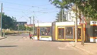 Eskişehir'de çocukların tehlikeli tramvay yolculuğu