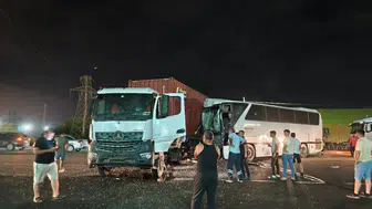 Hatay'da tır ile işçi servisinin çarpıştığı kazada 12 kişi yaralandı