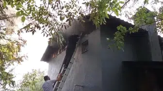 Bolu'da 2 katlı evin çatısında yangın çıktı