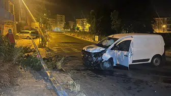 Çorlu'da trafik kazası : Sürücü kontrolünü kaybedince direğe çarptı