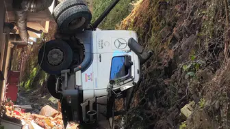 Giresun'da freni boşalan kamyon 2 dairede hasara neden oldu