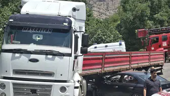 Hakkari'de otomobil tıra çarptı, 1 kişi yaralandı
