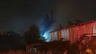 Antalya'da seramik parçaları satılan iş yerinde yangın paniği