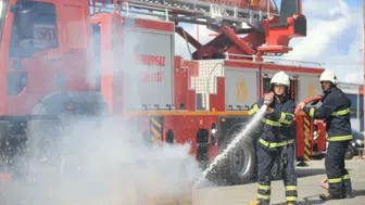 Kadıköy’de 3 katlı binada çatı yandı : Mahsur kalan kişi kurtarıldı