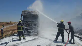 Şanlıurfa Eyyübiye'de saman yüklü tırda çıkan yangın söndürüldü