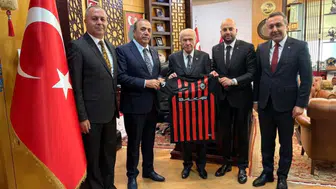 Devlet Bahçeli'ye Çorum FK forması hediye edildi