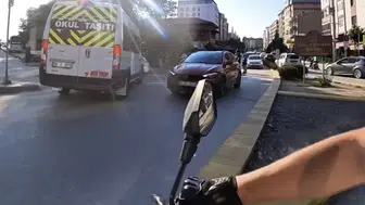 Eskişehir'de servis sürücüsü aracı motosikletin üzerine kırıp ters yöne girdi