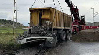 Kayseri'de kamyon ile lokomotif çarpıştı : 1'i ağır 2 yaralı