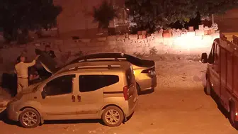 Adıyaman'da aracın motoruna sıkışan kedi kurtarıldı
