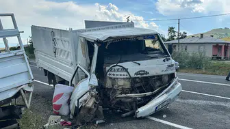 Elazığ'da 2 kamyonet çarpıştı, 2 kişi yaralandı