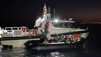 Kuşadası'nda lastik bottaki 15 düzensiz göçmen yakalandı