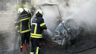 Kayseri'de müstakil evin otoparkında park halindeki otomobil yandı