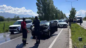 Erzincan'da trafik kazası : 4 araç birbirine girdi