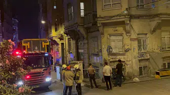 Beyoğlu'nda panik : Bodrum katının duvarı çöktü