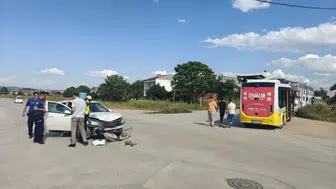 Bursa'da özel halk otobüsü ile otomobil çarpıştı : 3 yaralı