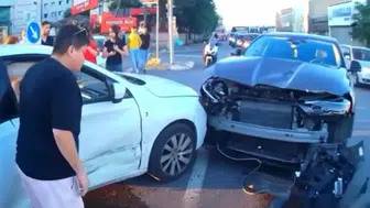 Ümraniye Dudullu'da kırmızı ışıkta geçen araç kazaya sebep oldu