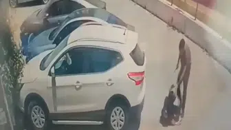 Adana'da sokak ortasında kadına bıçaklı saldırı