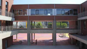 Eyüpsultan'da lisede korkunç olay : Ders esnasında 2. kattan aşağı atladı
