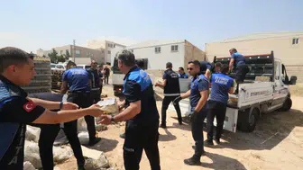 Şanlıurfa'da son kullanma tarihi geçmiş bir kamyon içecek imha edildi
