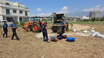 Hatay'da tamir etmek istediği harman makinesine düşen genç öldü