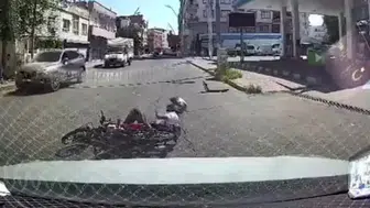 Batman'da motosikletin otomobile çarptığı kaza araç kamerasına yansıdı