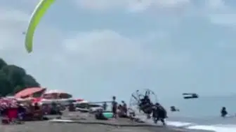 Düzce'de motorlu paraşüt kalabalığa daldı