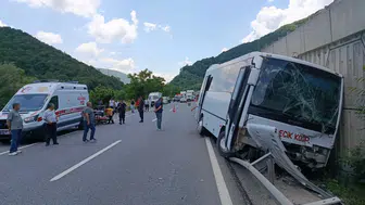 Bilecik-Bozüyük kara yolunda midibüs tıra çarptı : 6 yaralı