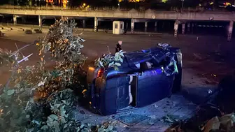 Bursa'da sıkıştırılan otomobil takla attı : 4 yaralı