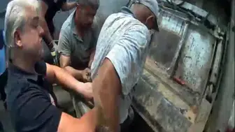 Mersin'de çöp kamyonuna sıkışan işçi ağır yaralandı