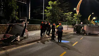 Niğde'de hafif ticari araç reklam panosuna çarparak devrildi : 2 kişi yaralandı