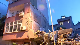 Kağıthane'de bina yıkımı sırasında yandaki apartman zarar gördü