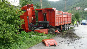 Giresun'da kum yüklü kamyon evin bahçesine daldı