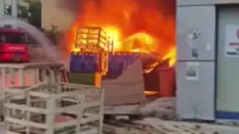 Elazığ'da bir binanın altındaki paletler alev aldı