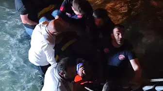 Van'da direksiyon hakimiyeti kaybolan kamyonet dereye düştü : 1 yaralı