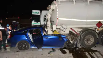 Adana’da otomobil tankerin altına girdi : Kazada baba öldü, 2 çocuğu yaralandı