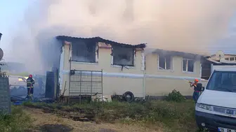 Sakarya'da alevler dakikalar içinde tüm evi sardı : Ahşap ev küle döndü