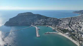 Alanya Kalesi açıklarında şoke eden görüntü : Denizde ölü keçi bulundu
