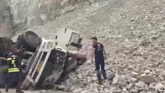 Erzurum'da tırın freni patladı, yola atlayan sürücü hayatını kaybetti